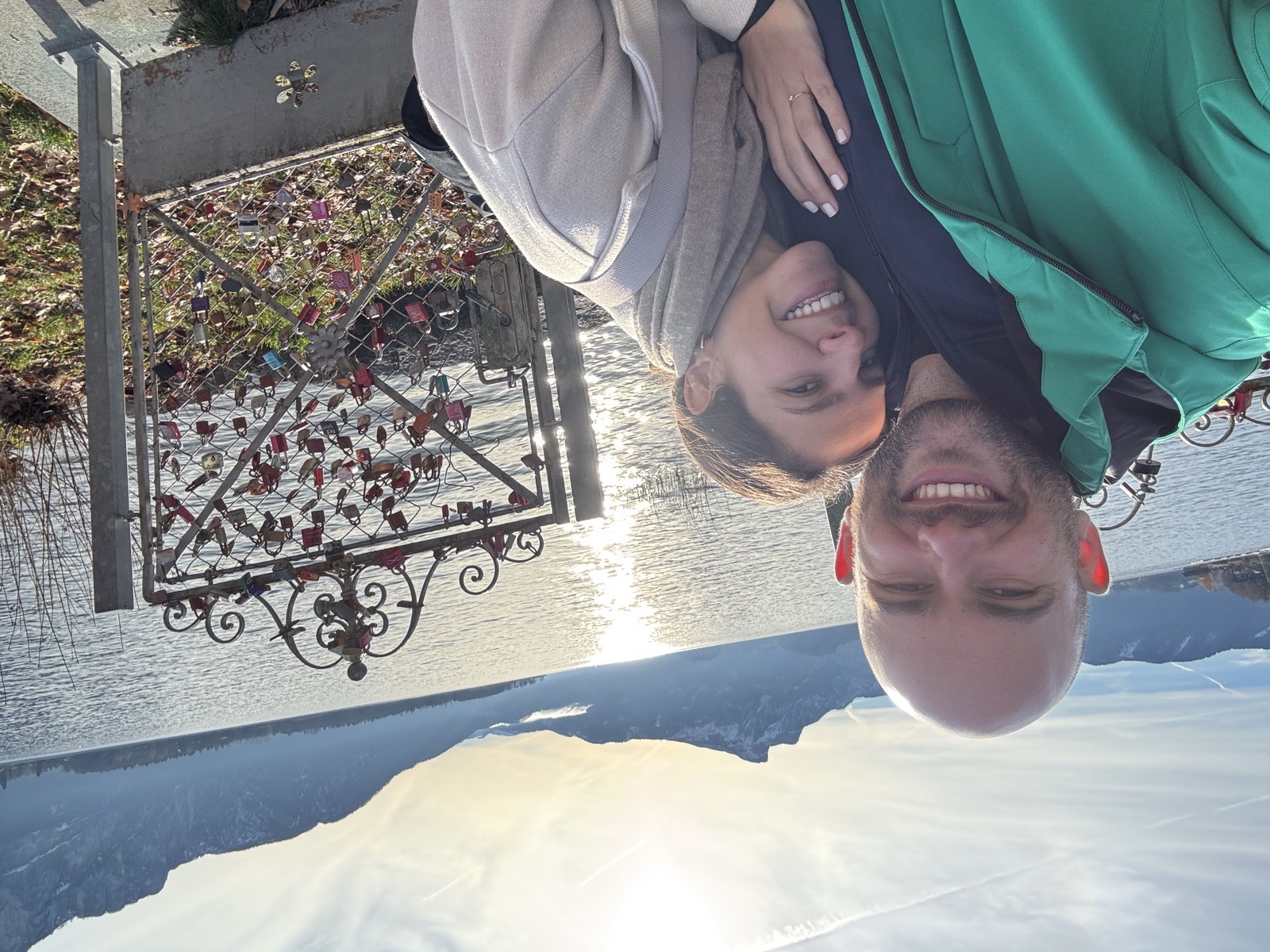 Monika i Zdeslav uz jezero Mondsee, kraj ograde ljubavnih lokota