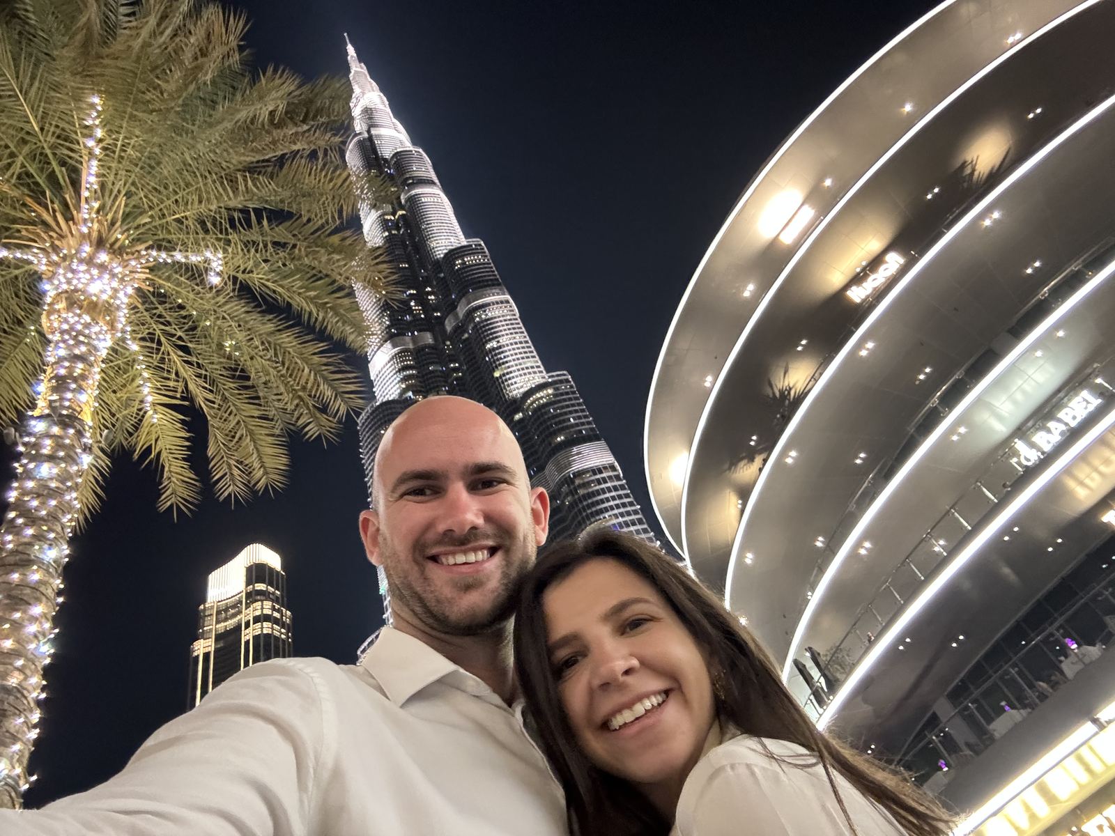 Monika i Zdeslav — noćni selfie ispred Burj Khalife u Dubaiju