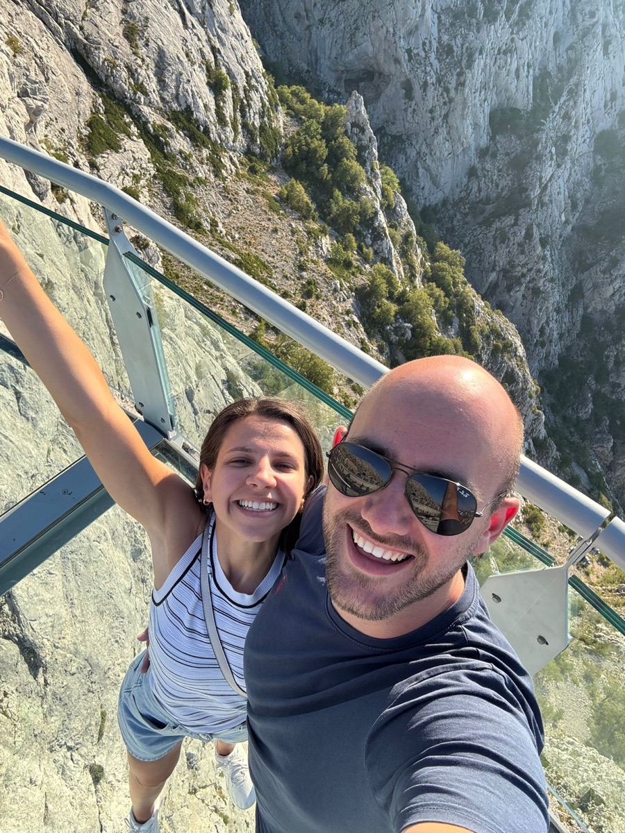 Monika i Zdeslav na staklenom vidikovcu Biokova