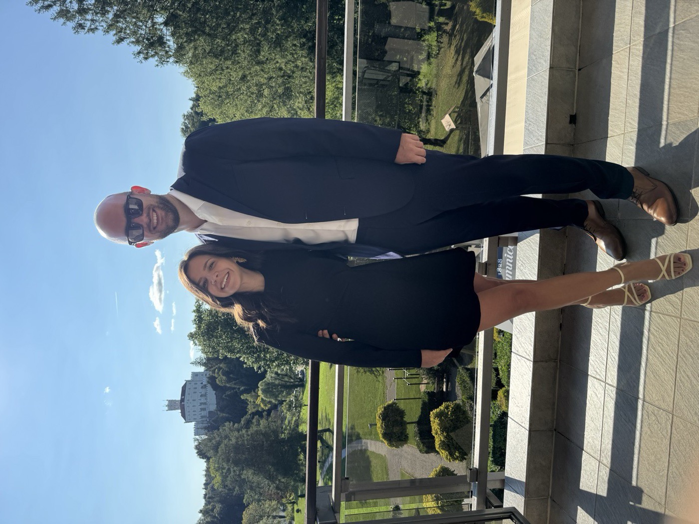 Monika i Zdeslav u parku, dvorac Trakošćan u pozadini